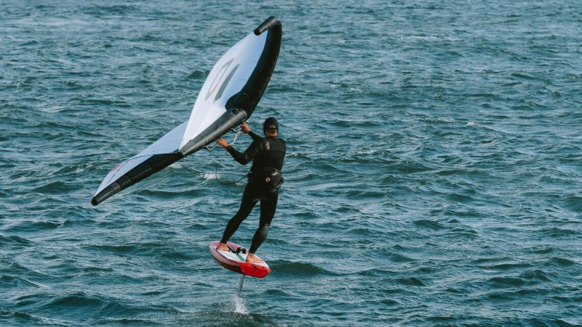 Découvrez le Wing Foil : Sensations et Équipements Essentiels pour Débuter